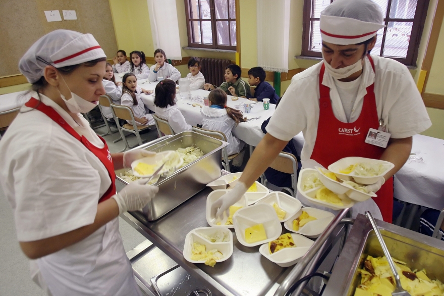 Desde la izquierda advierten sobre el estado de "vulnerabilidad nutricional" de los comedores escolares