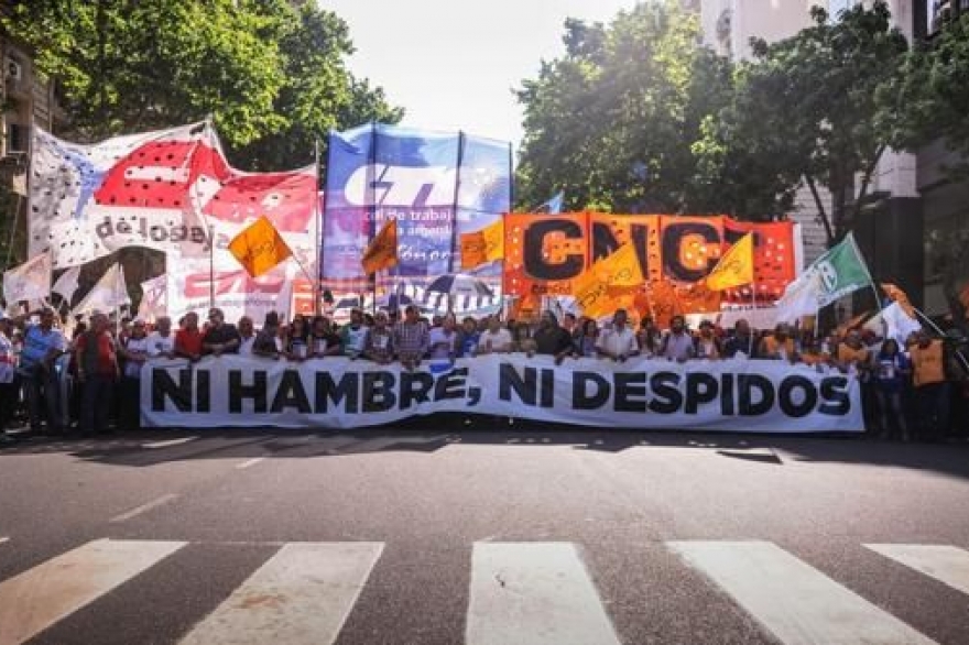 La CGT y movimientos sociales marchan por la Ley de Emergencia Social
