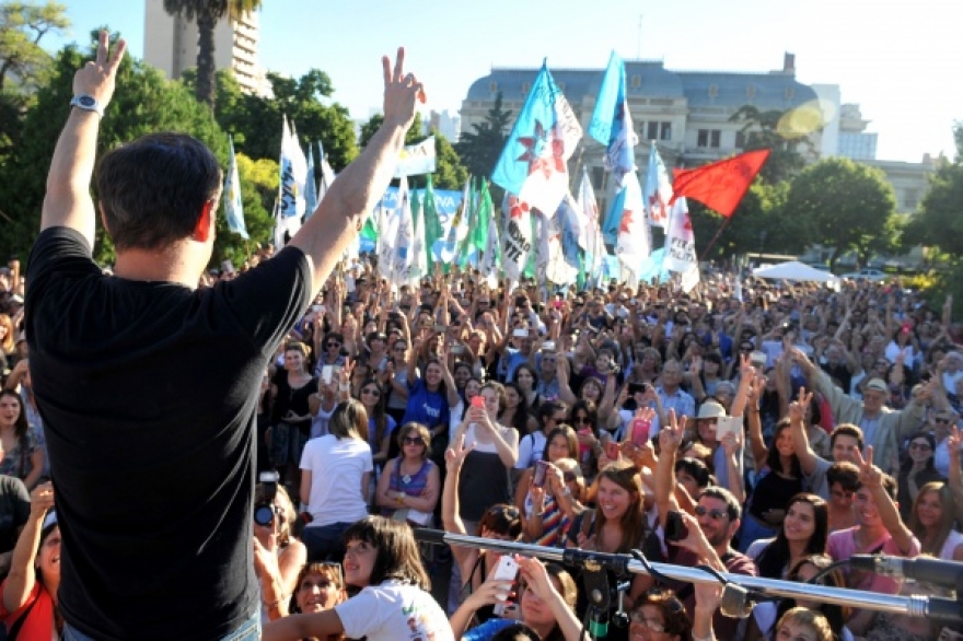 Kicillof desembarcó en La Plata y lanzó críticas a las "promesas de campaña inclumplidas" de Cambiemos