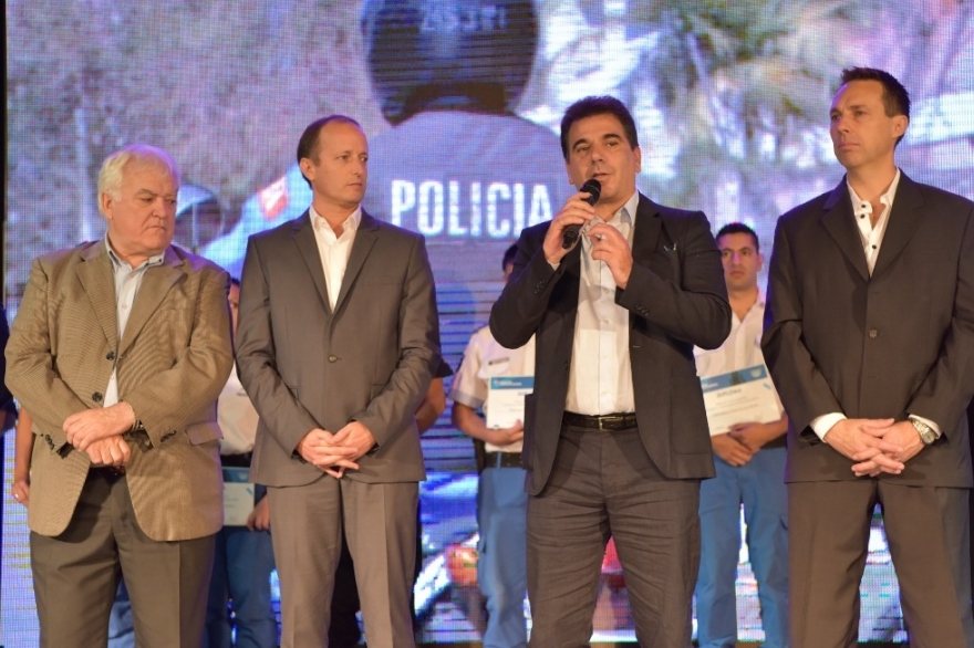 Ritondo e Insaurralde juntos en egreso de policías locales: anunciaron patrulleros con cámaras de 360 grados