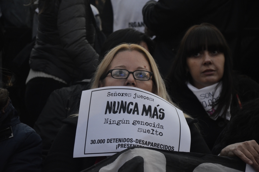 Galería de fotos de #LaPlazaDeLosPañuelos: histórica marcha contra el 2x1 a represores