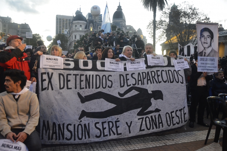 Galería de fotos de #LaPlazaDeLosPañuelos: histórica marcha contra el 2x1 a represores