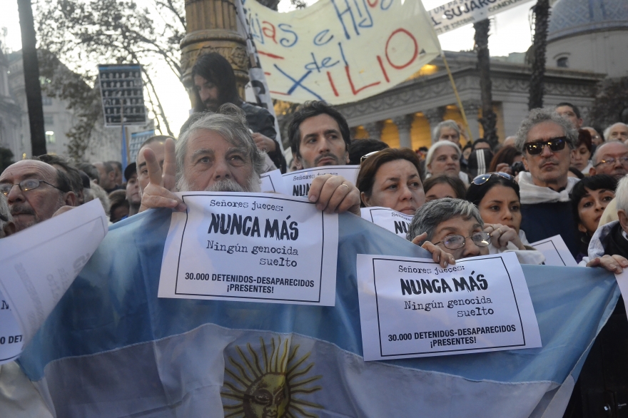 Galería de fotos de #LaPlazaDeLosPañuelos: histórica marcha contra el 2x1 a represores