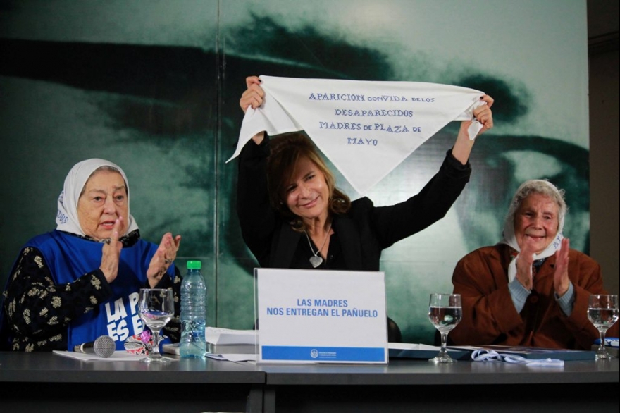 Madres de Plaza de Mayo entregaron el histórico pañuelo blanco a la decana de la Facultad de Periodismo
