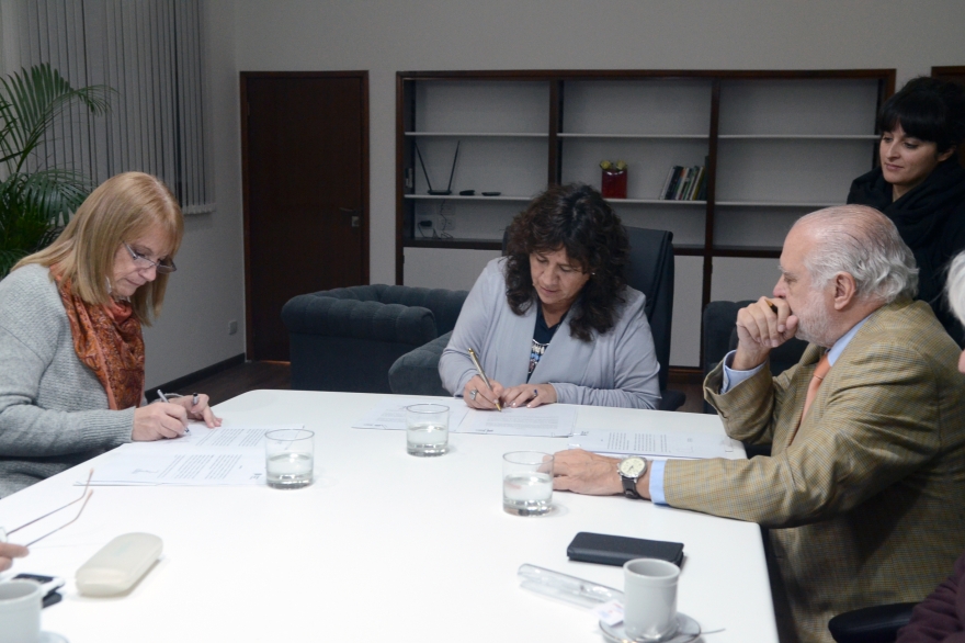 Salud firmó acuerdo con universidades para capacitación de profesionales hospitalarios