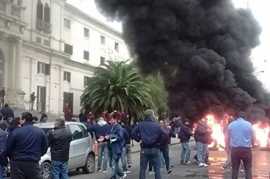 UTA convocó a un paro y movilizó frente al ministerio de Seguridad por el asesinato de un colectivero