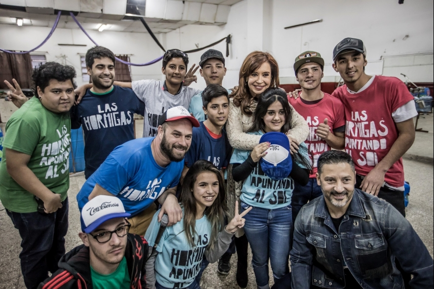 Cristina visitó un club barrial de Merlo y pidió a los votantes “ponerle un límite” al Gobierno