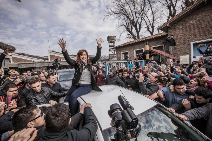 Cristina llegó al bunker de Unidad Ciudadana en Sarandí y hablará después de las 22