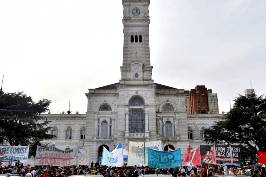 Cooperativistas acampan frente a municipalidad de La Plata: reclaman más trabajo y aumento salarial