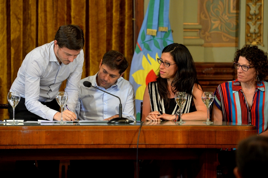Comprá cerca: Kicillof firmó un convenio de precios con comerciantes y empresarios