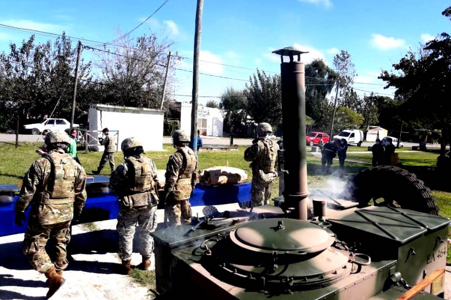 El Ejército y la Municipalidad de La Plata con asistencia alimentaria en Arana