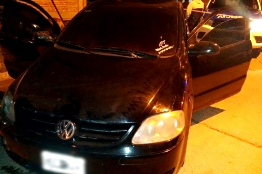 Tres ladrones asaltaron a un policía: uno resultó muerto, otro detenido y hay un prófugo