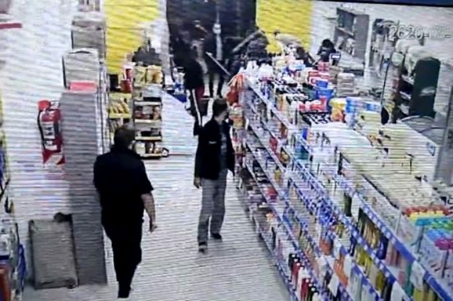 Mafia china en La Plata: entraron con palos y rompieron un monitor, la caja y botellas de vino