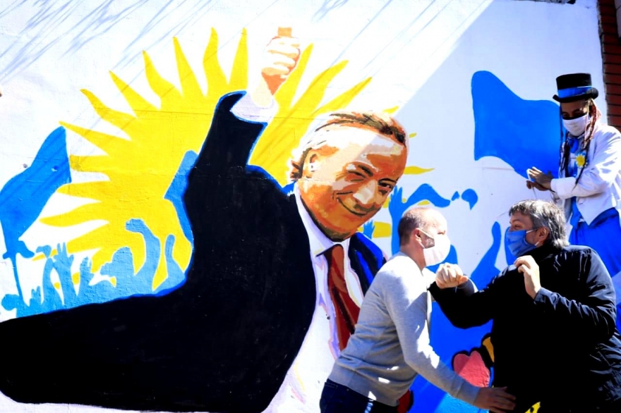 Insaurralde y Máximo recorrieron una galería a cielo abierto con murales de Néstor Kirchner