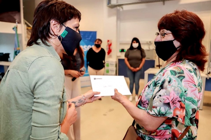 Mayra Mendoza entregó órdenes de pago a jubilados y pensionados en San Francisco Solano