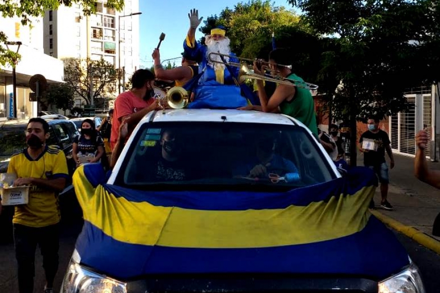 Un Papá Noel de Boca repartió regalos por el centro de Ciudad de La Plata