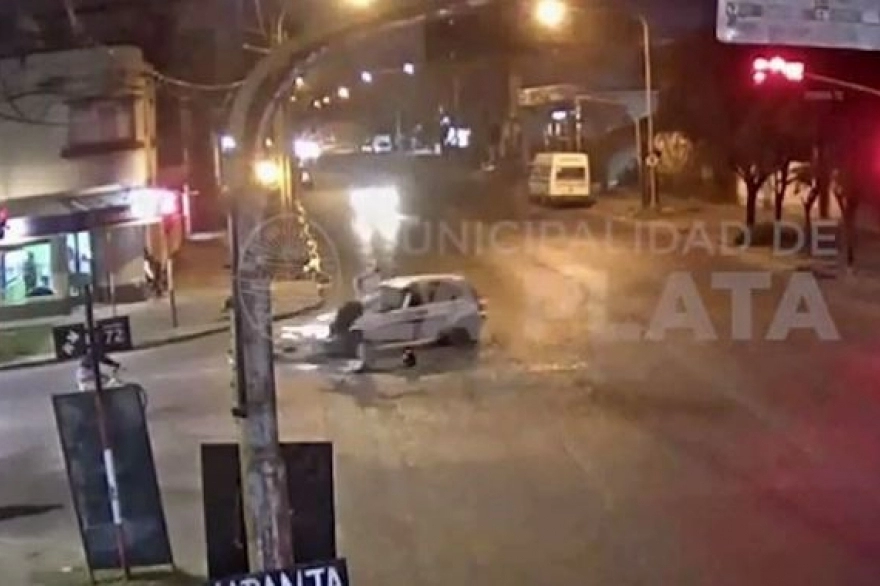 Video: motociclista cruzó en amarillo y lo atropellaron