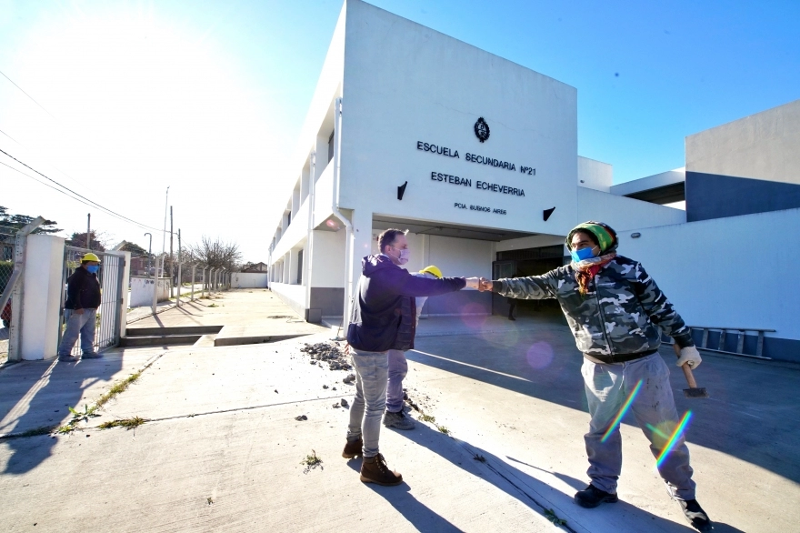 Esteban Echeverría: Gray visitó obras en la escuela Nº 21 de El Jagüel