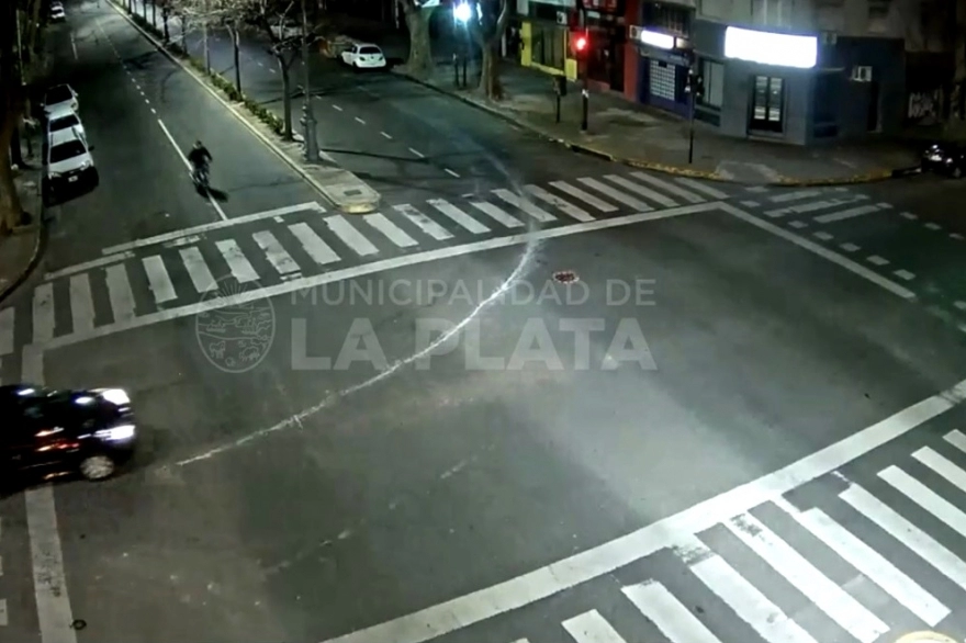 Imágenes sensibles: no frenó, chocó con un auto y salió volando de la moto