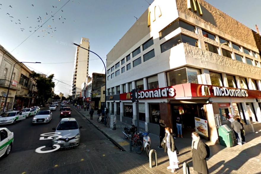 Video: intentó robar Mc Donald's en La Plata  y lo detuvieron