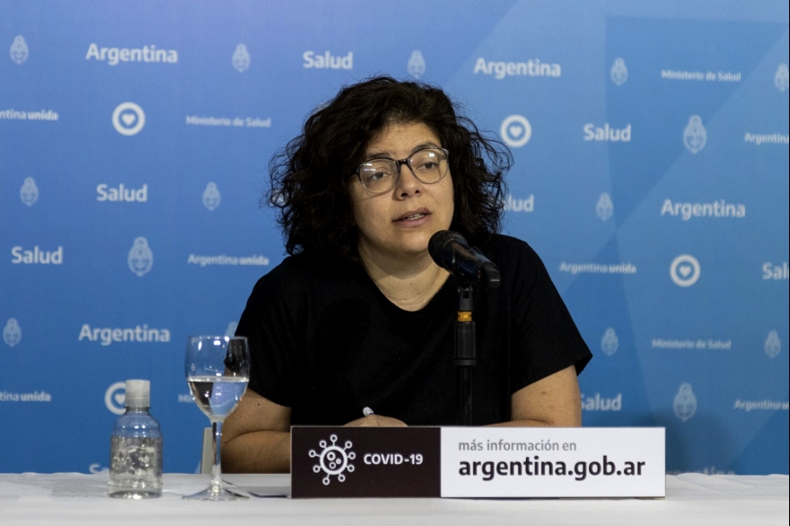 "No es en fábricas ni aulas donde se dan los contagios, sino en reuniones sociales", dijo Vizzotti
