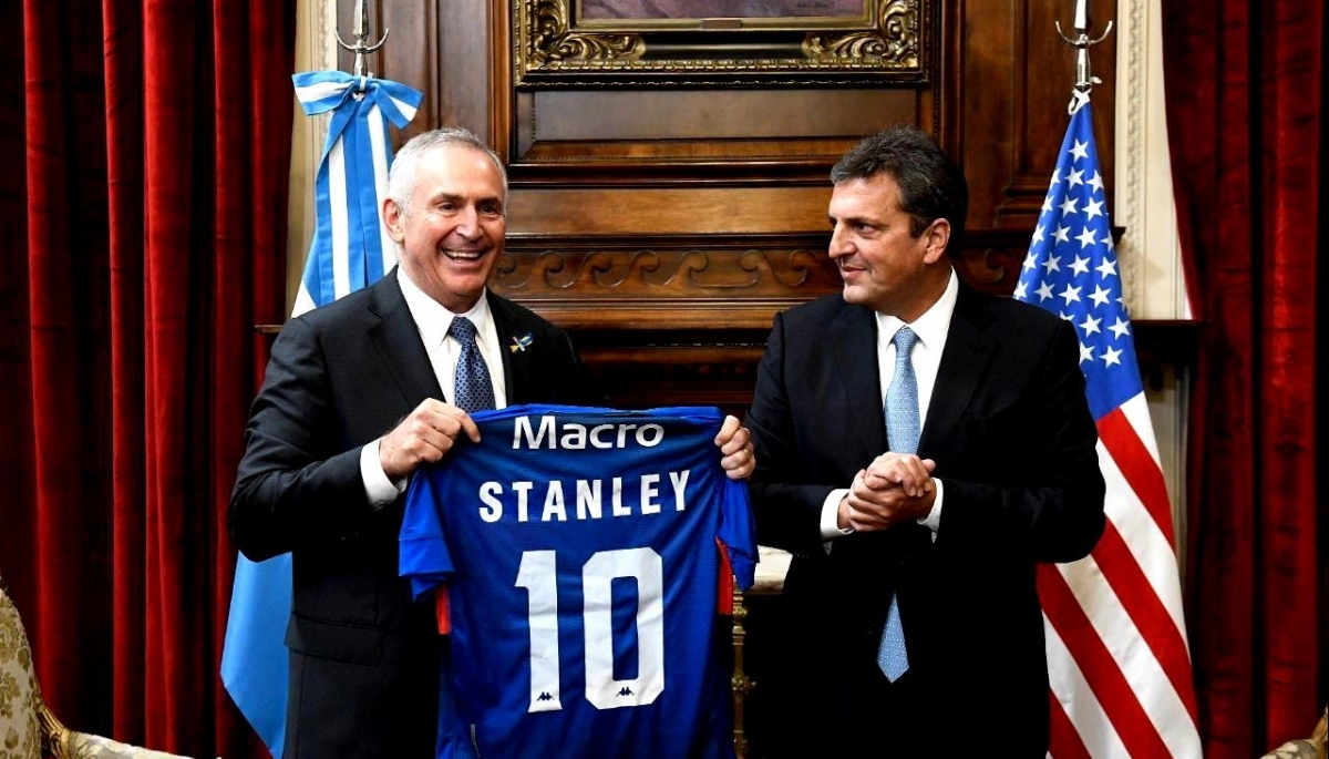 Massa recibió al Embajador de EE.UU.: política y una camiseta de Tigre como regalo