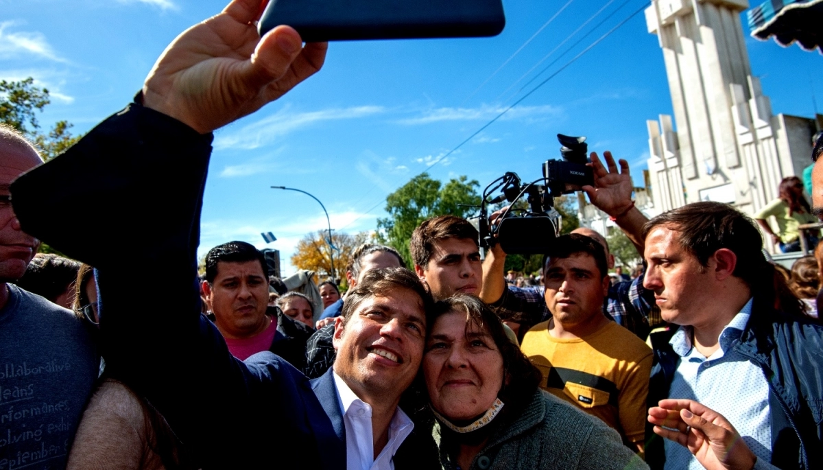 A pura "selfies" con los vecinos, Kicillof estuvo en el 150° aniversario de Rauch