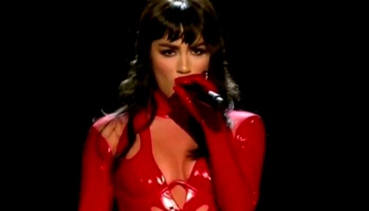 Con nuevo look, Lali la rompió con su show en los Premios Platino