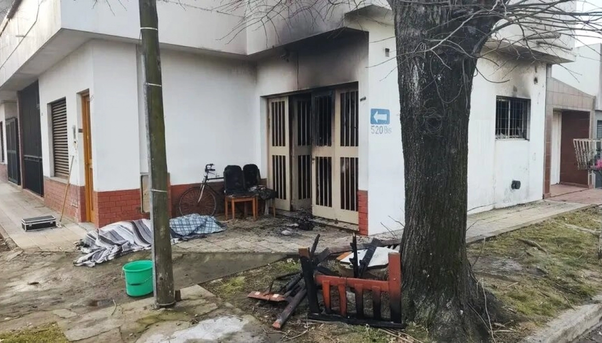 Horror en La Plata: un hombre murió en un incendio y un policía salió herido