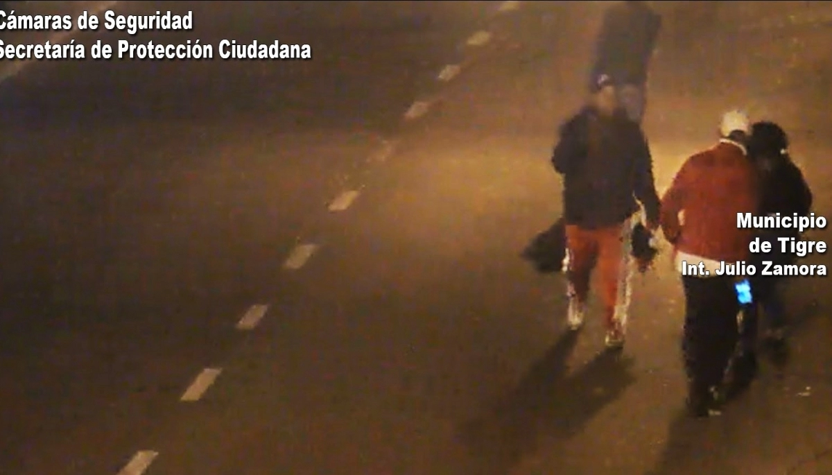 Video: dos hombres robaron violentamente a una pareja en la vía pública