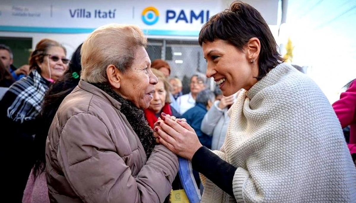 Mayra Mendoza y Volnovich recorrieron una posta de PAMI y charlaron con afiliados