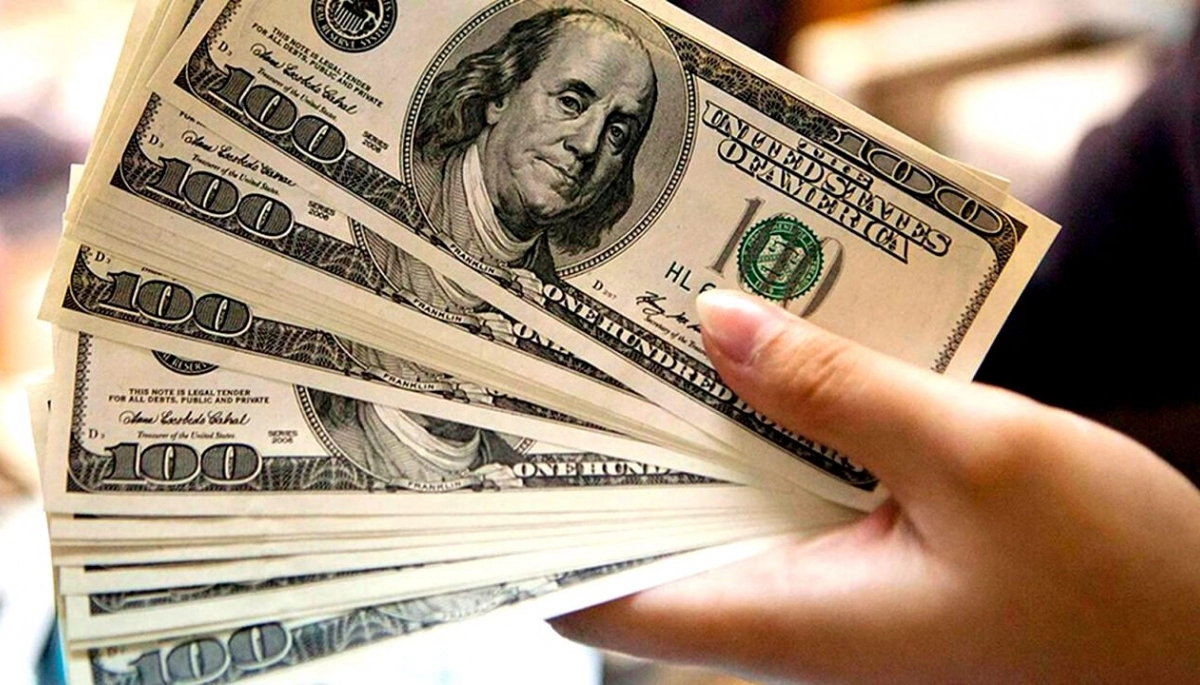 Tras llegar a un pico de $350, el dólar blue cerró en $338