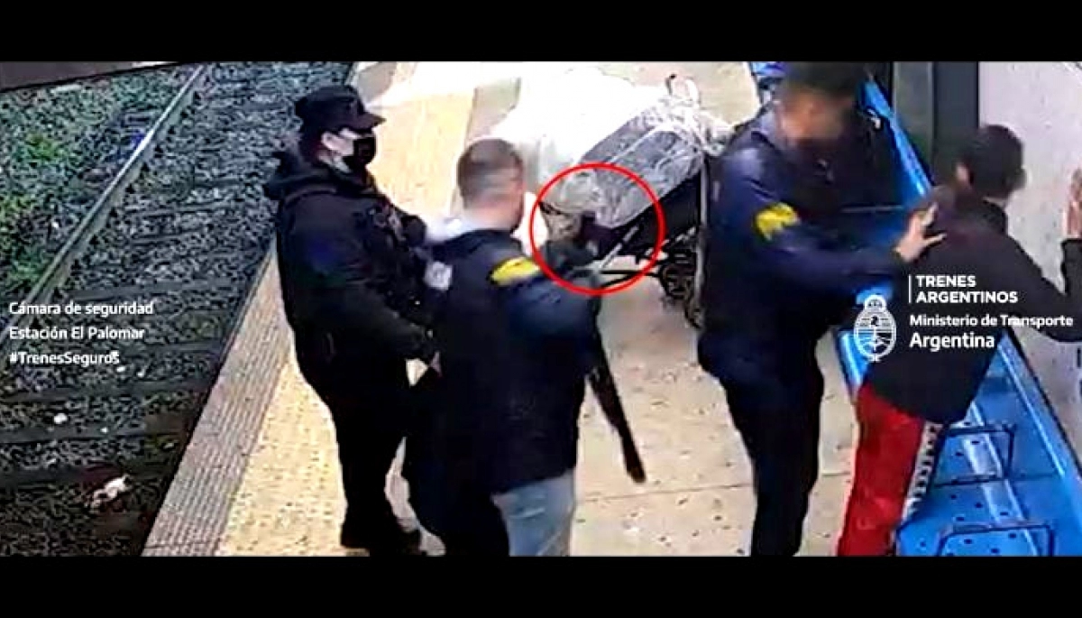 Video: terror en el tren por un grupo de hombres que provocaban disturbios