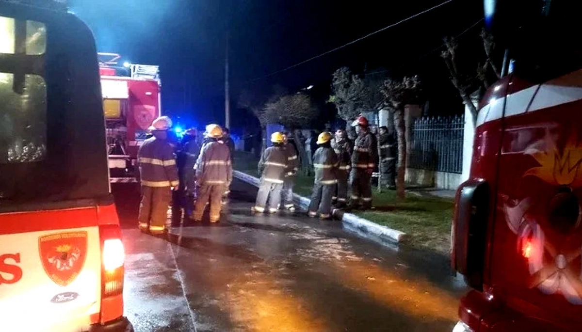 Macabro: bomberos sofocaron un incendio y encontraron a una mujer atada en la cama