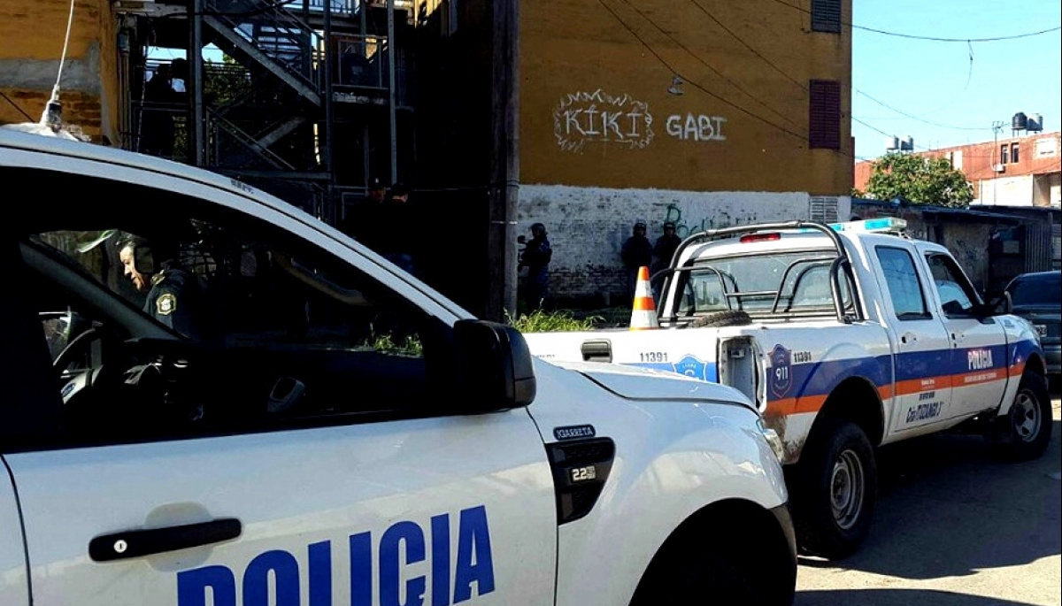 Infernal: quedó en medio de un enfrentamiento entre policías y ladrones y le balearon la cara