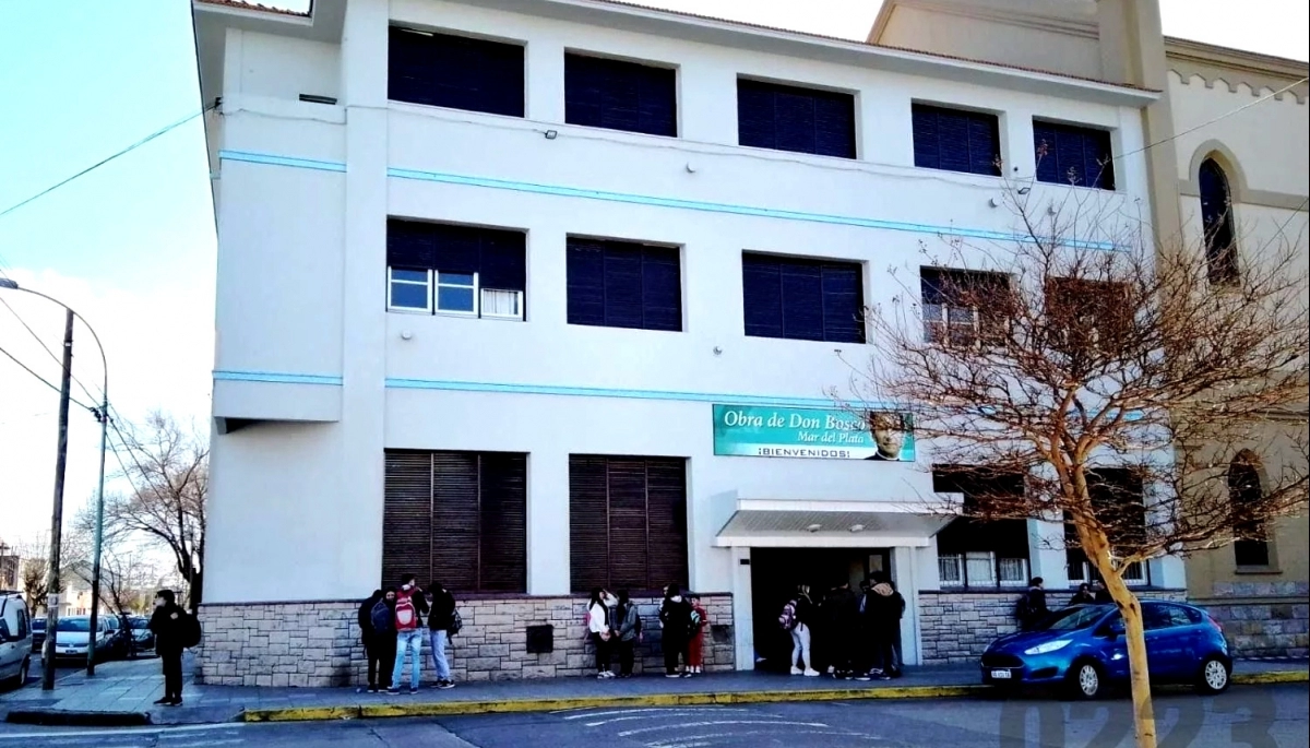 Qué hacen los chicos en las redes: por un desafío viral una nena perdió el 96% de audición