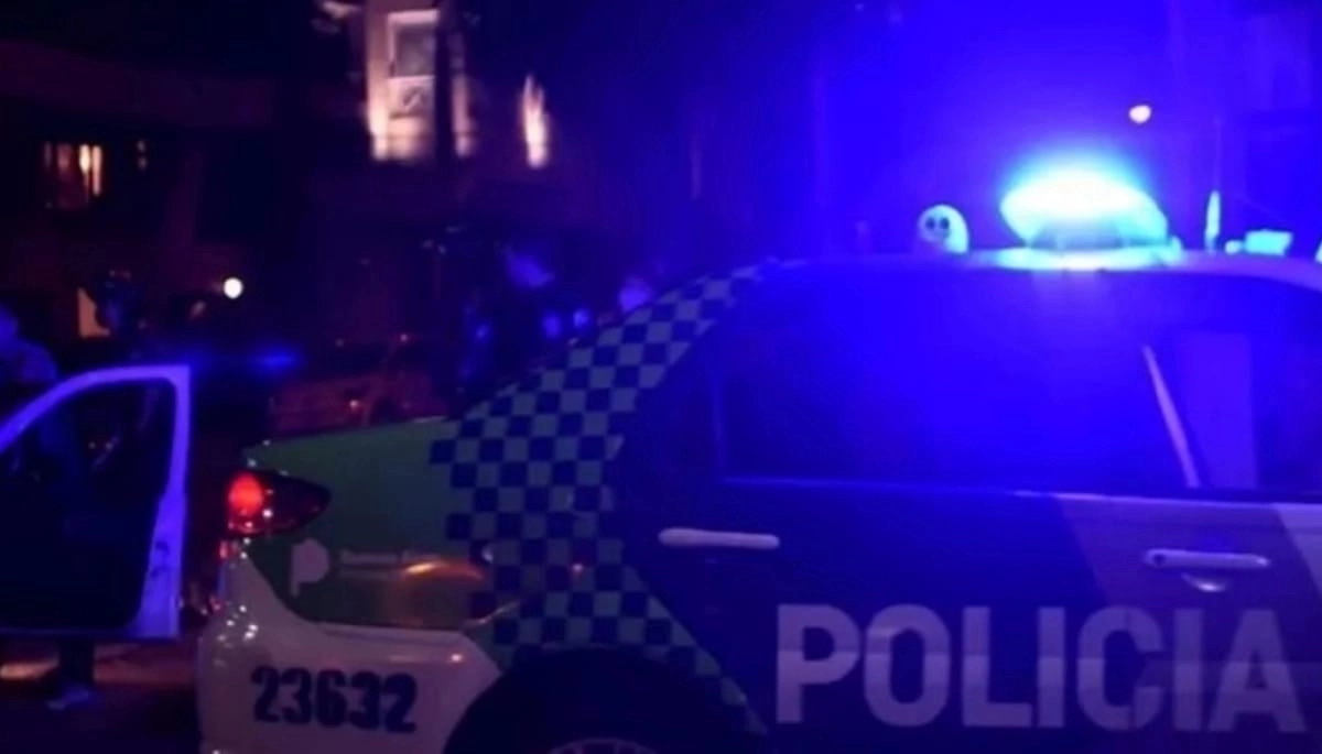 Con un palo resistió al robo del auto hasta que pudo bajar a su hija