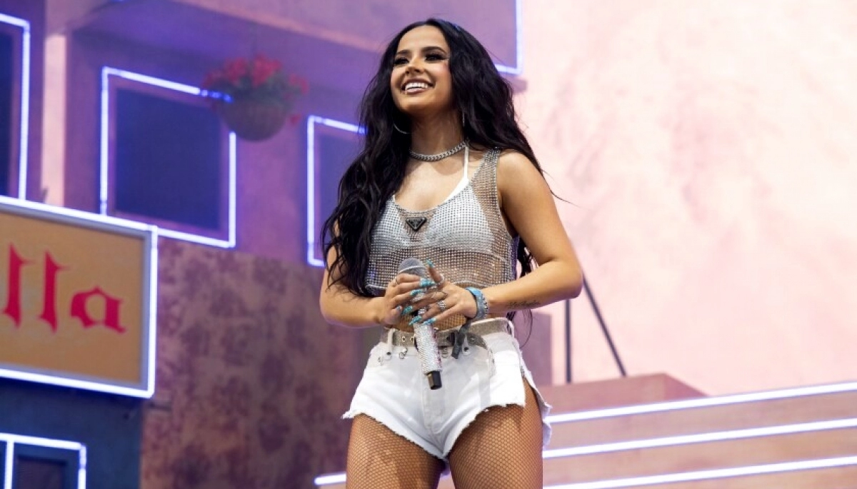 Becky G cocinando al ritmo de la cumbia villera de “Supermerk2”