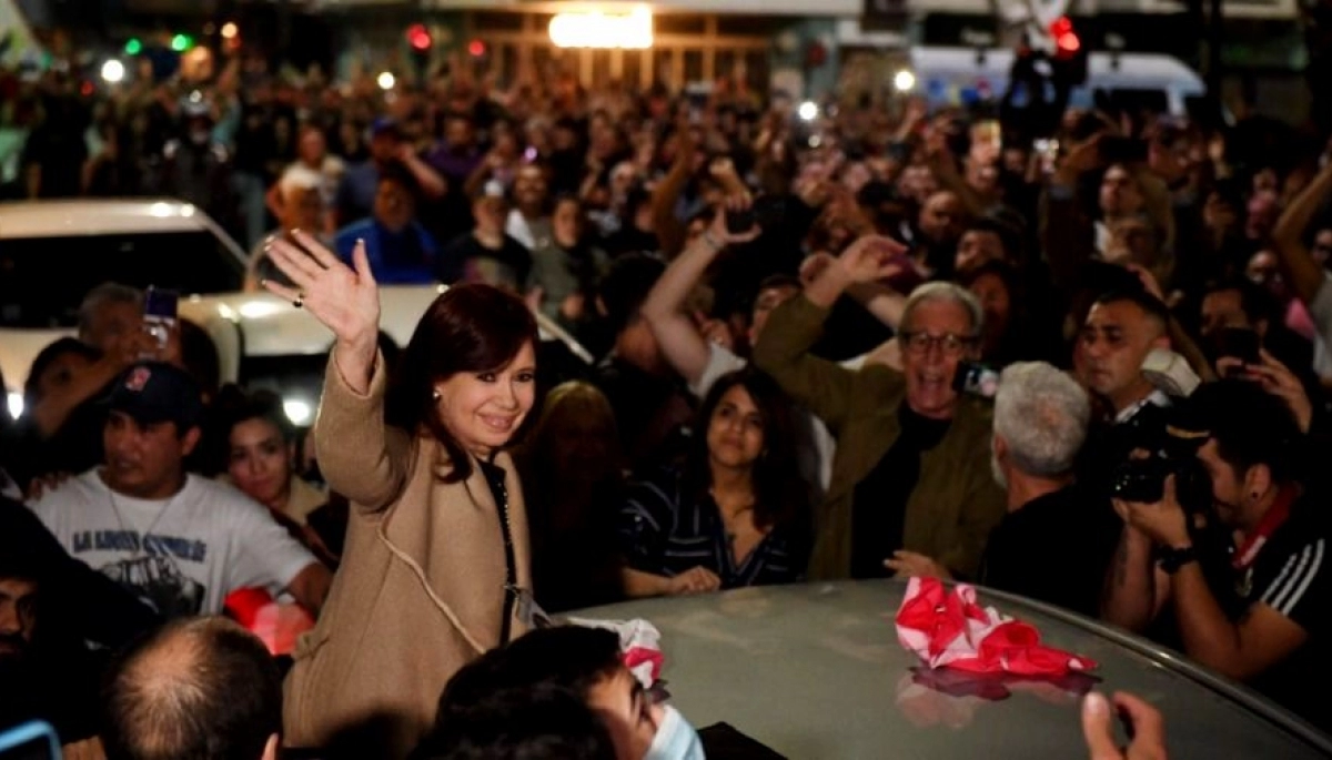 Cristina saludó a la militancia y se calzó una gorra con la leyenda “CFK 2023”