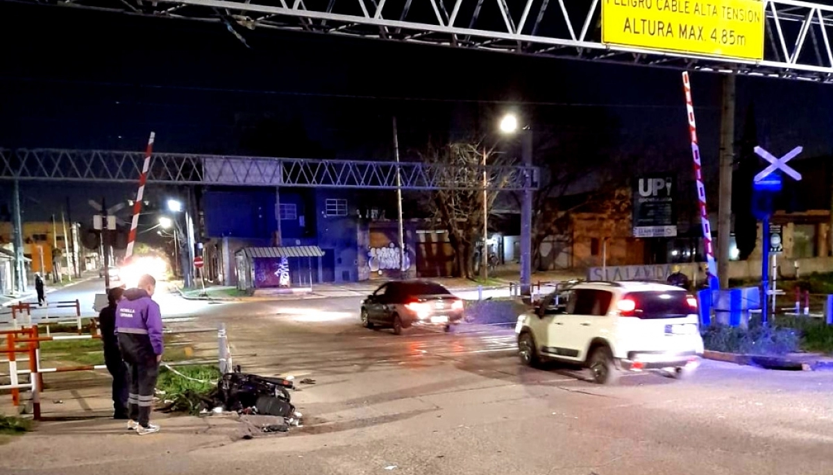 Milagro en Quilmes: motoquero cruzó con las barreras bajas, el tren lo arrolló y sobrevivió
