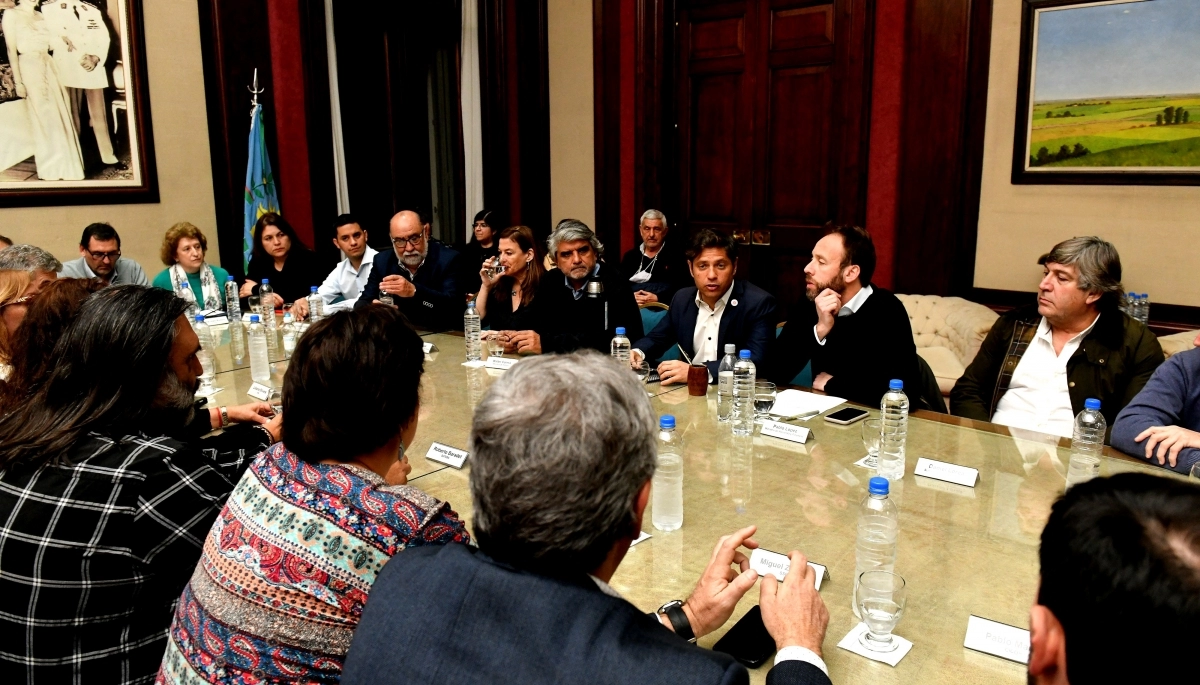 Kicillof acordó con estatales y docentes un nuevo aumento salarial