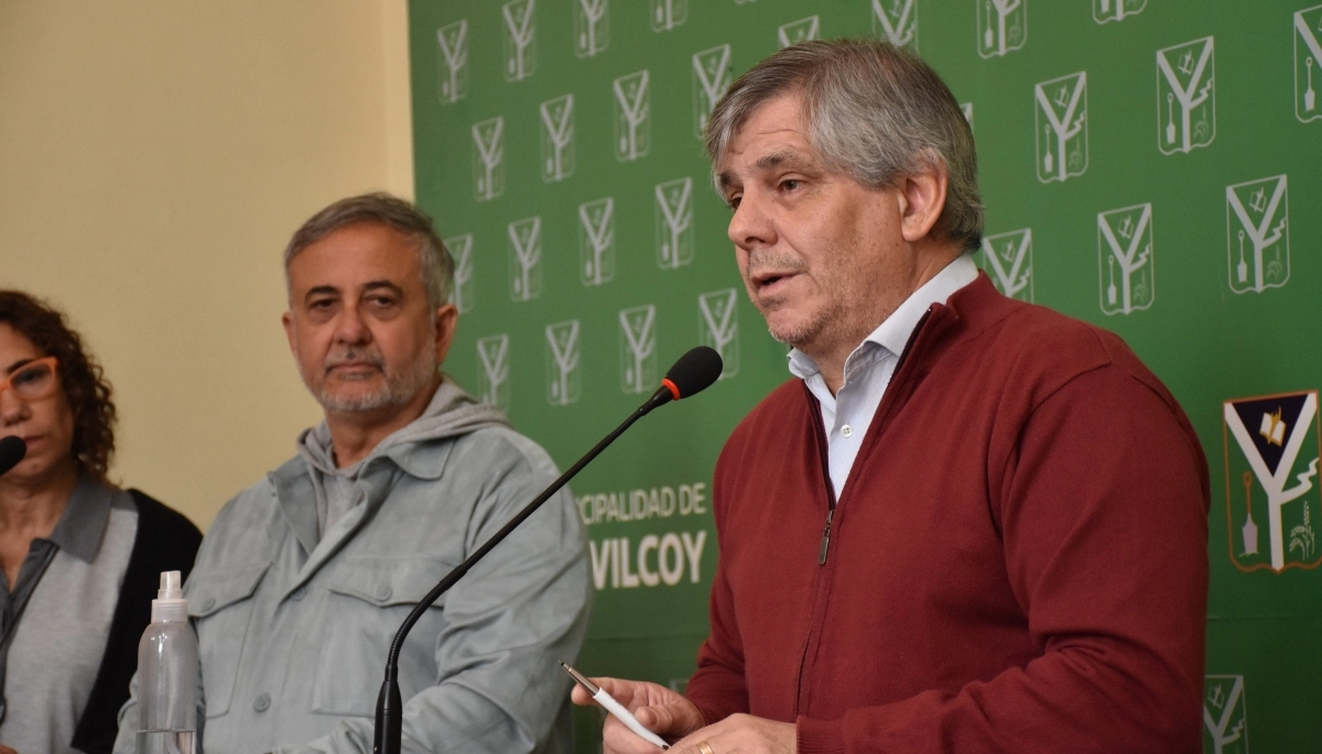 Britos firmó un convenio para finalizar 70 viviendas en Chivilcoy