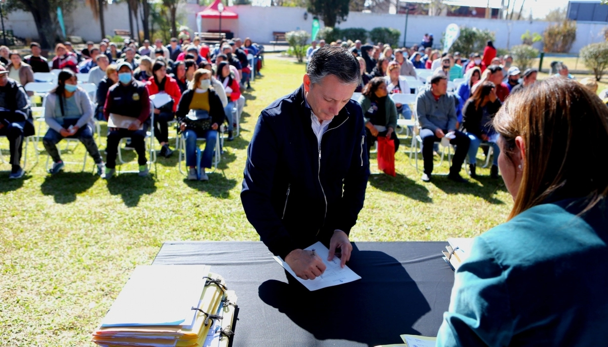 Gray entregó más de 234 escrituras para vecinos de Esteban Echeverría