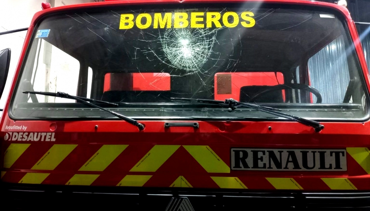 Para reflexionar: camión de bomberos fue apedreado en un piquete y no llegó a un incendio