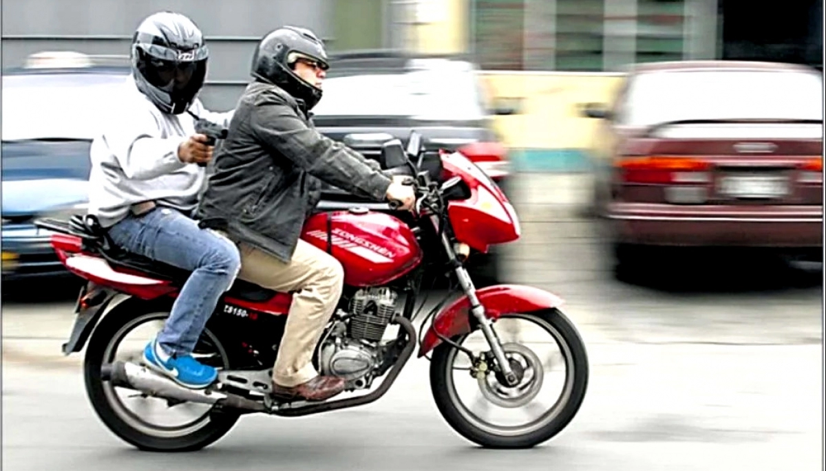 Motoquero que escapaba de motochorros chocó un auto estacionado y se rompió todo