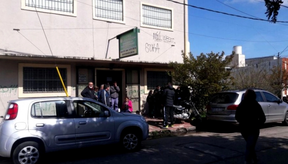 Indignante: una madre está cansada que a su hija adolescente la golpeen en el colegio