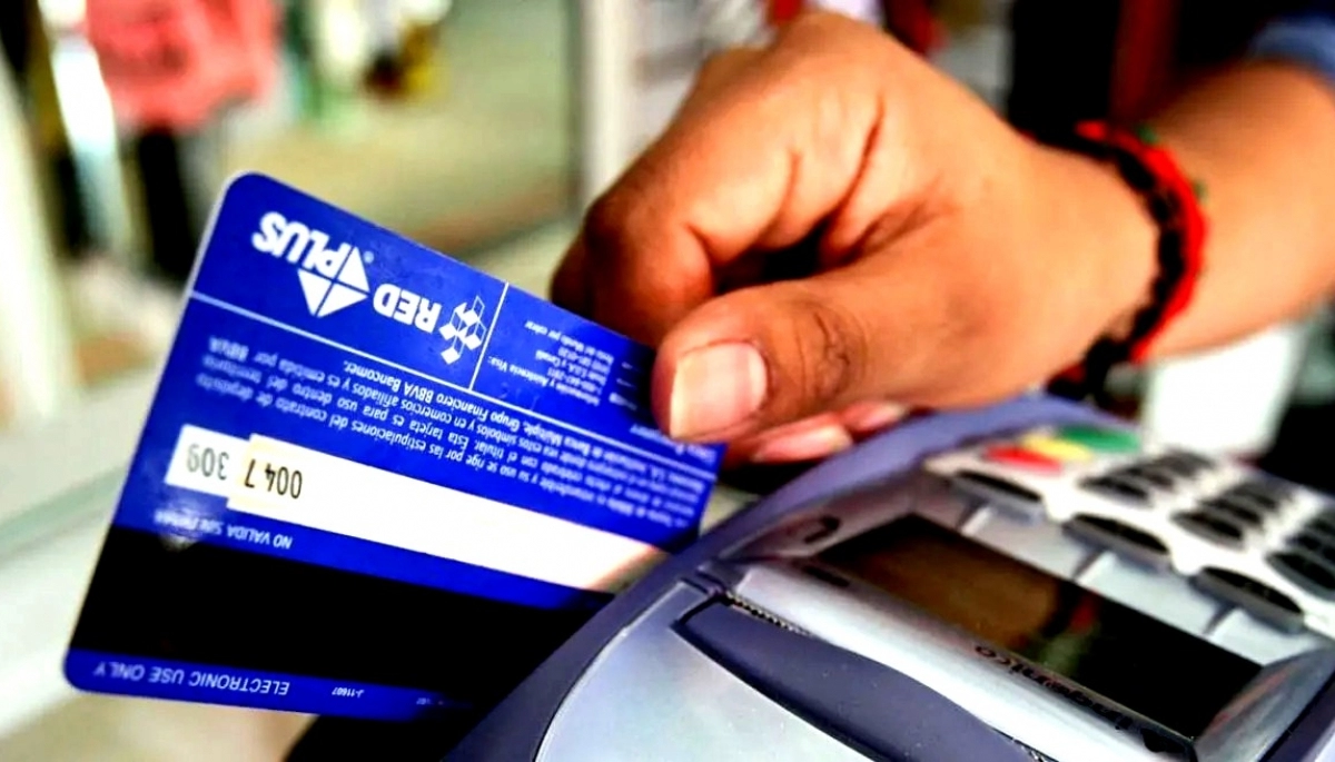 Caos inflacionario: pagar con tarjetas Visa, Mastercard y Ahora 12 será más caro