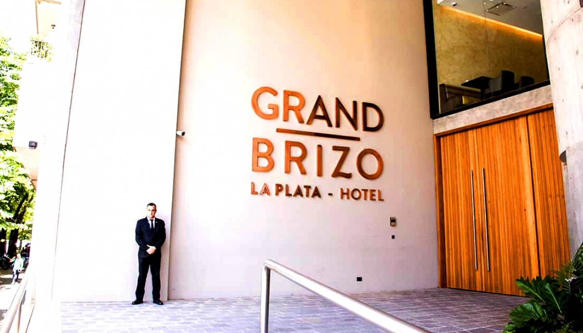 Motochorros protagonizaron un atrevido asalto al Hotel Grand Brizo de La Plata