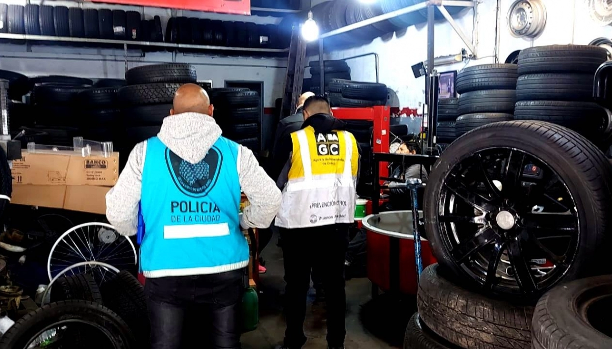 Reventaron dos gomerías de Caballito: 32 millones de pesos en mercadería sospechosa