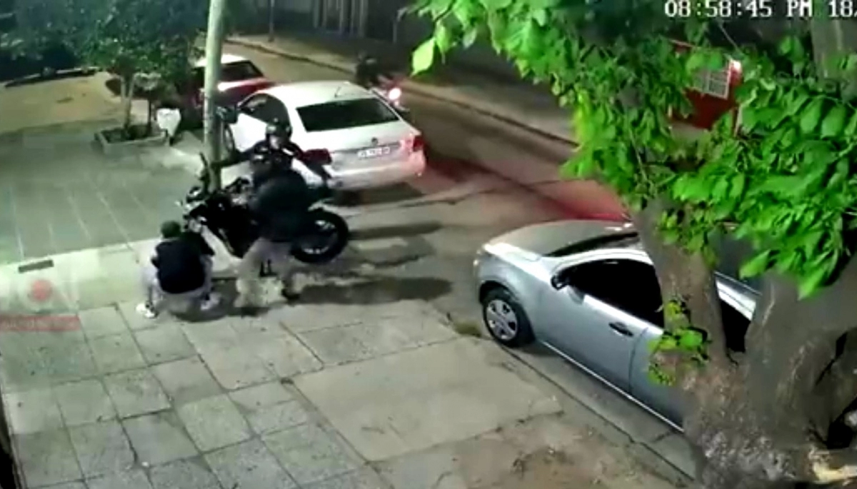 En solo 15 segundos se llevan una moto estacionada en La Matanza